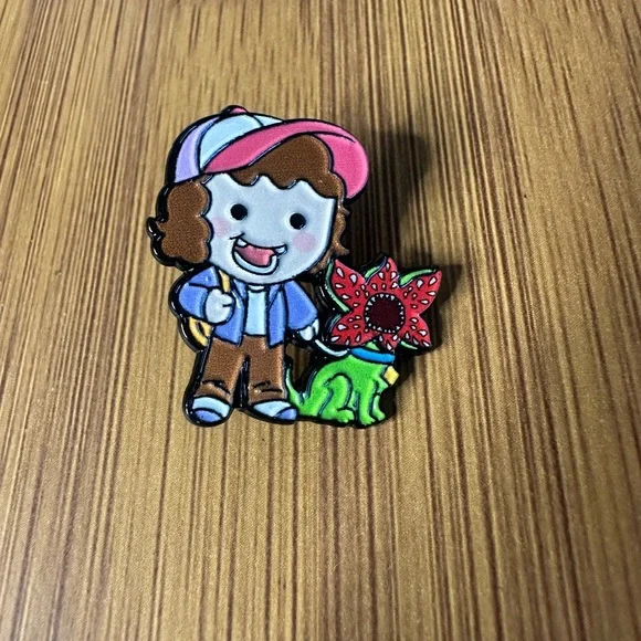 Stranger Things Enamel Pin - Dustin - Picture 1 of 2